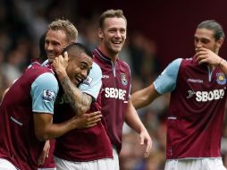 Winston Reid festeja con sus compañeros del West Ham uno de los tantos anotados. REUTERS  /