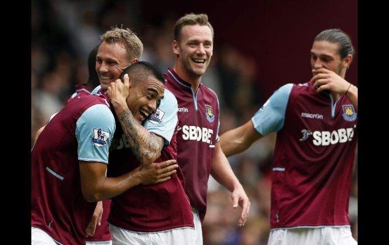 Winston Reid festeja con sus compañeros del West Ham uno de los tantos anotados. REUTERS  /