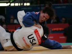 Lenia Ruvalcaba en combate con norteamericana en el repechaje de los -70 kilogramos del judo. ESPECIAL  /