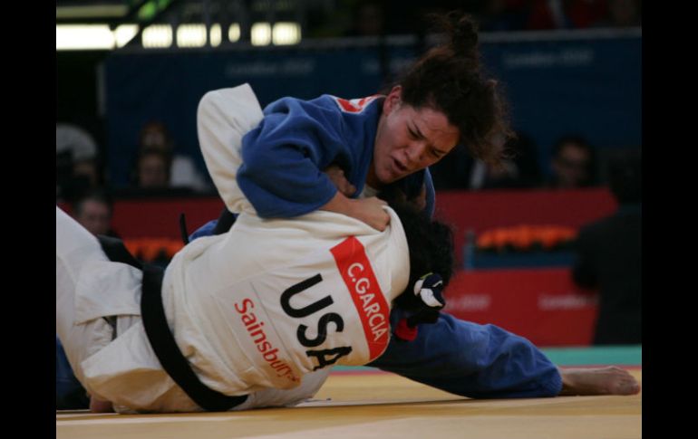 Lenia Ruvalcaba en combate con norteamericana en el repechaje de los -70 kilogramos del judo. ESPECIAL  /