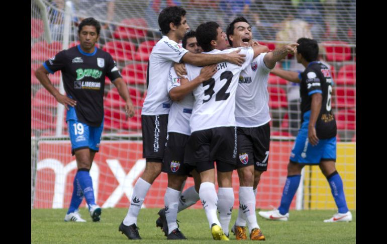 Los Potros festejan el gol con el que vencieron al Querétaro. MEXSPORT  /