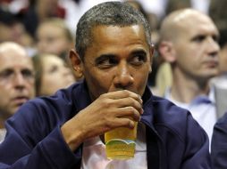 El presidente de EU, Barack Obama, asegura que la bebida hecha con miel es sabrosa. AP  /