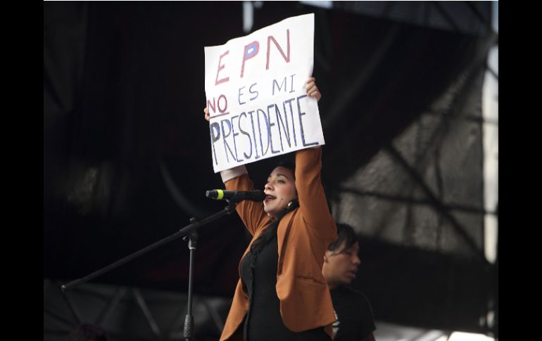 El concierto fue también foro de expresión política, como la de la cantante Carla Morrison y los integrantes de #YoSoy132.  /