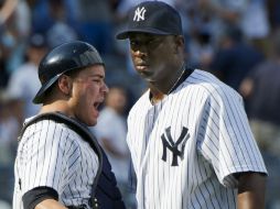 El pitchet Rafael Soriano y el catcher Russell Martin celebran la victoria en el Yankee Stadium. REUTERS  /