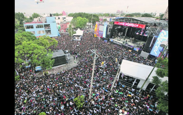 MULTITUD.- Unas 80 mil personas acudieron a la avenida Chapultepec.  /