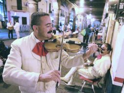 En la Plaza de los Marichis los músicos pululan entre los transeúntes y automovilistas de la zona buscando quien los contrate.  /