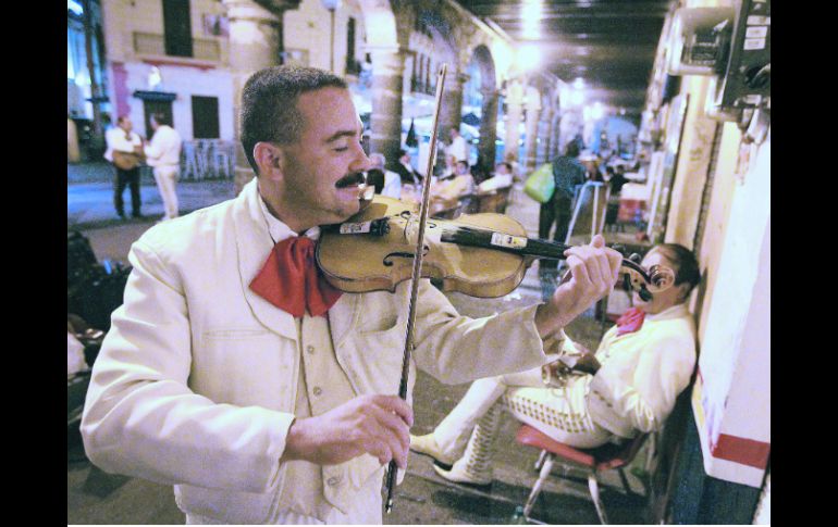 En la Plaza de los Marichis los músicos pululan entre los transeúntes y automovilistas de la zona buscando quien los contrate.  /