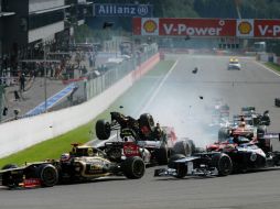 Junto a Pérez otros pilotos como Fernando Alonso también tuvieron que abandonar debido al percance. AFP  /