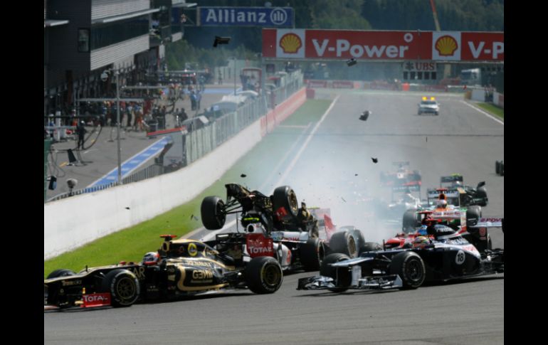 Junto a Pérez otros pilotos como Fernando Alonso también tuvieron que abandonar debido al percance. AFP  /