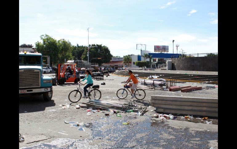 Desde temprana hora el equipo de la vía recreativa se encargó de recoger la basura de la avenida.  /