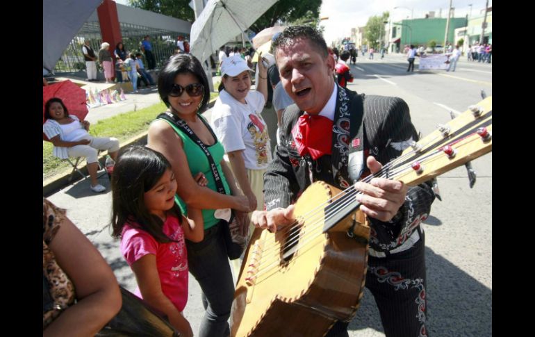 Los presentes vitorearon a charros, caballos, mariachis, escaramuzas y  ballets folclóricos por más de una hora. NTX  /