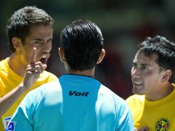 Los jugadores del América reclaman al árbitro el penal con el que Toluca empató el partido. MEXSPORT  /