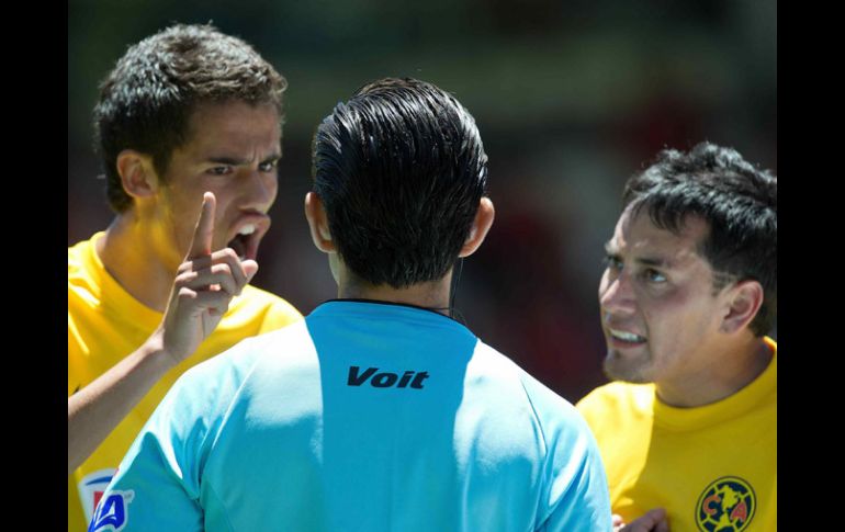 Los jugadores del América reclaman al árbitro el penal con el que Toluca empató el partido. MEXSPORT  /