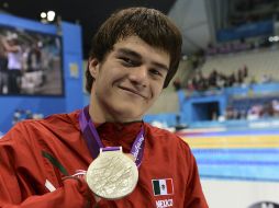 Gustavo Sánchez muestea con orgullo su medalla de plata obtenida este domingo. CONADE  /