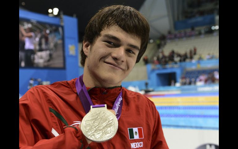 Gustavo Sánchez muestea con orgullo su medalla de plata obtenida este domingo. CONADE  /