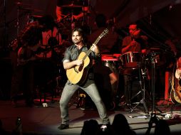 Juanes no guardó nada. La intensidad del colombiano aumentaba en cada requinto.  /