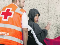 Un inmigrante sin papeles recibe la atención de un técnico en urgencias, sin costo para los indocumentados hasta hace dos días. REUTERS  /