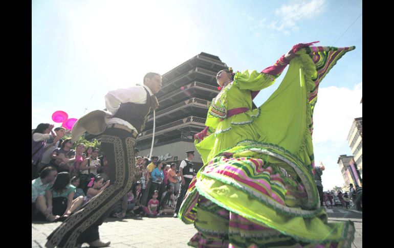 Charros, escaramuzas y grupos de ballet folclórico tomaron el Centro tapatío para beneplácito de decenas de miles de asistentes.  /