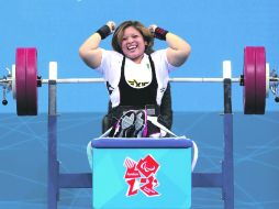 Momento en que la pesista capitalina Amalia Pérez se supo ganadora del oro, después de levantar 135 kilogramos. GETTY IMAGES SPORT  /