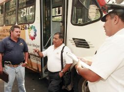 Algunos transportistas si respetaron la medida y cobraban seis pesos del pasaje a los usuarios. ARCHIVO  /