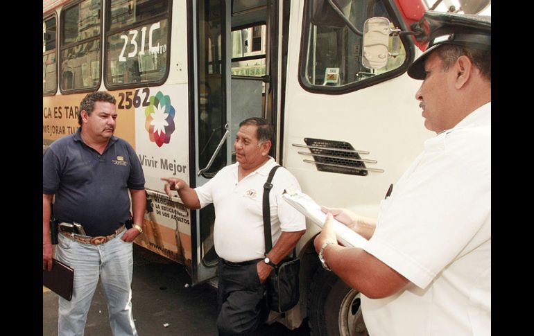 Algunos transportistas si respetaron la medida y cobraban seis pesos del pasaje a los usuarios. ARCHIVO  /