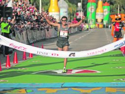 El gran momento. El guanajuatense Daniel Vargas cruza la meta para proclamarse ganador del Medio Maratón del Atlas 2012.  /