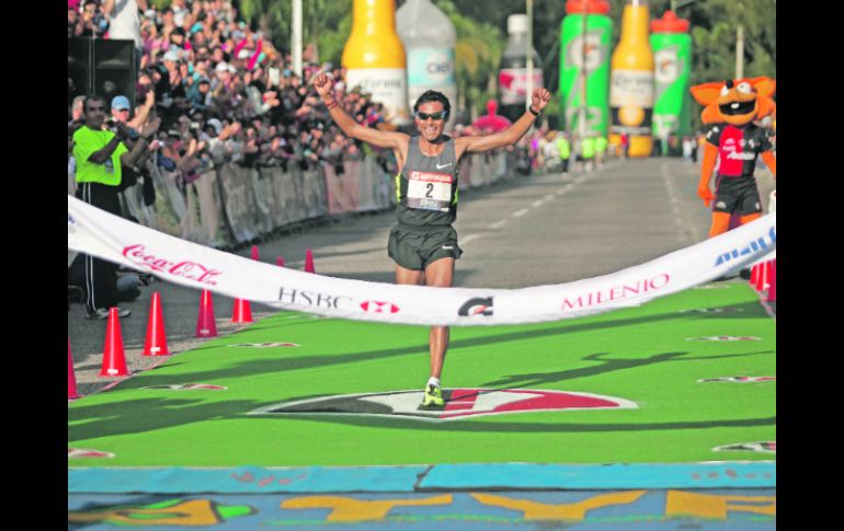 El gran momento. El guanajuatense Daniel Vargas cruza la meta para proclamarse ganador del Medio Maratón del Atlas 2012.  /