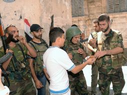 Soldados sirios hablando con la comunidad en las zonas liberadas en Aleppo. EFE  /