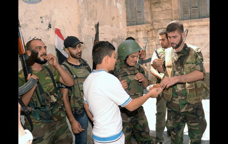 Soldados sirios hablando con la comunidad en las zonas liberadas en Aleppo. EFE  /