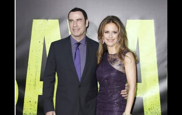 John Travolta y su esposa Kelly Preston en la premier de Salvajes, en Los Ángeles. ARCHIVO  /