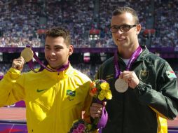 El brasileño Alan Oliveira (i) batió a Oscar Pistorius (d) en la final de los 200 metros. AP  /