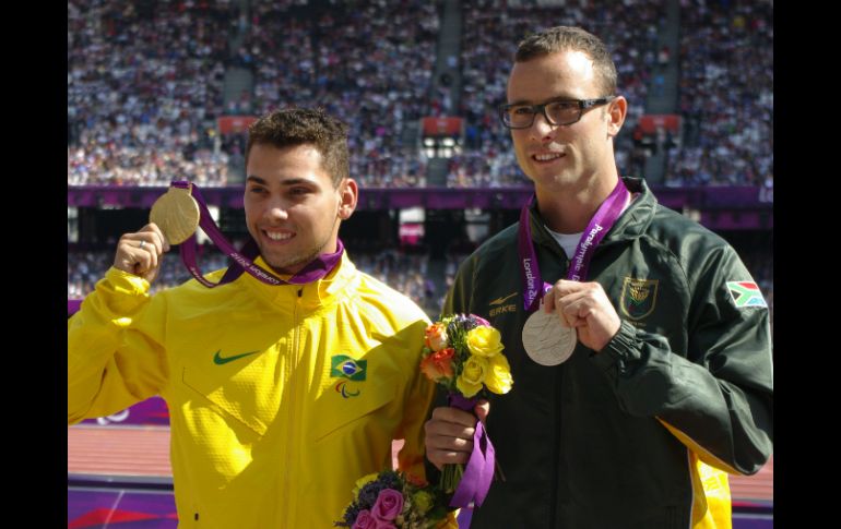 El brasileño Alan Oliveira (i) batió a Oscar Pistorius (d) en la final de los 200 metros. AP  /