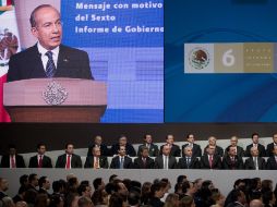 En la imagen, invitados e integrantes del gabinate presidencial escuchan el discurso del Presidente Calderón.  /