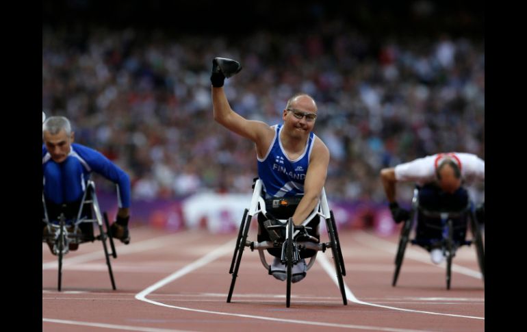 La presea de oro fue para el finlandés Toni Piispanen, quien rompió el récord paralímpico. AP  /