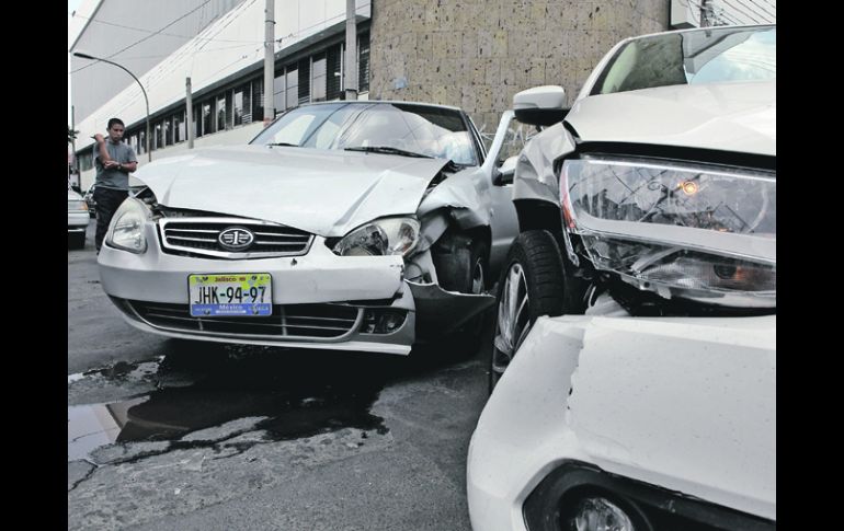 Un choque en la ciudad. Los jóvenes siguen siendo las principales víctimas de los accidentes viales.  /