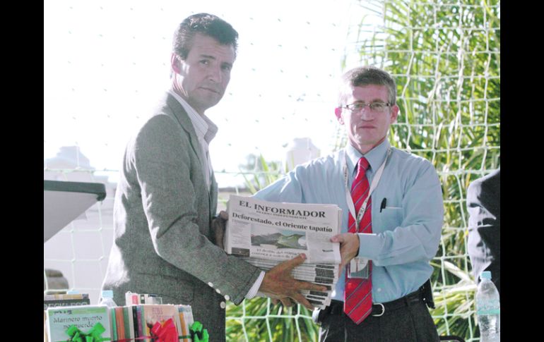 Una secundaria más. Ismael Vargas, coordinador del programa en la Técnica 24, y Carlos Flores, director de Infolectura.  /