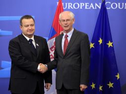 El presidente del Consejo Europeo, Herman Van Rompuy (d), recibe al primer ministro serbio, Ivica Dacic. EFE  /