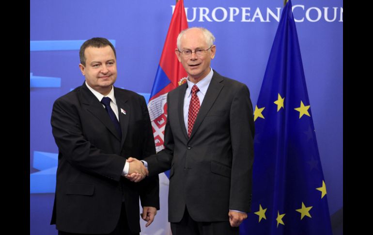 El presidente del Consejo Europeo, Herman Van Rompuy (d), recibe al primer ministro serbio, Ivica Dacic. EFE  /