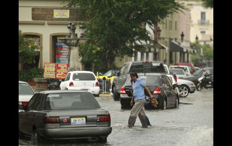 En varios puntos de la ciudad se presentaron encharcamiento que alcanzaron entre los 20 y 80 centímetros de altura. ARCHIVO  /