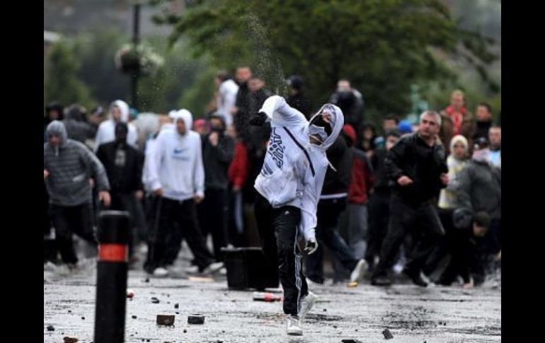 El asunto que detonó el disturbio fue un desfile republicano que los protestantes trataron de impedir con violencia. ESPECIAL  /