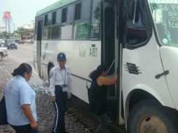 Agentes viales verifican con los usuarios del transporte que se les cobre la tarifa correcta.  /