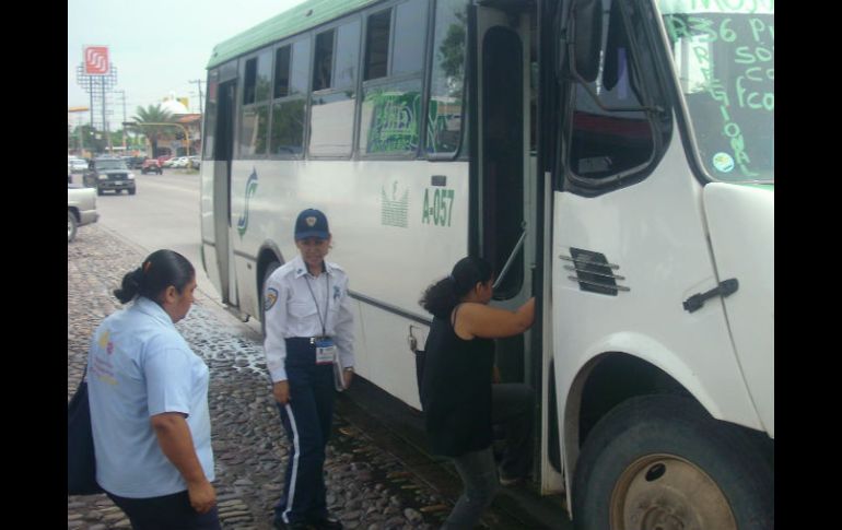 Agentes viales verifican con los usuarios del transporte que se les cobre la tarifa correcta.  /