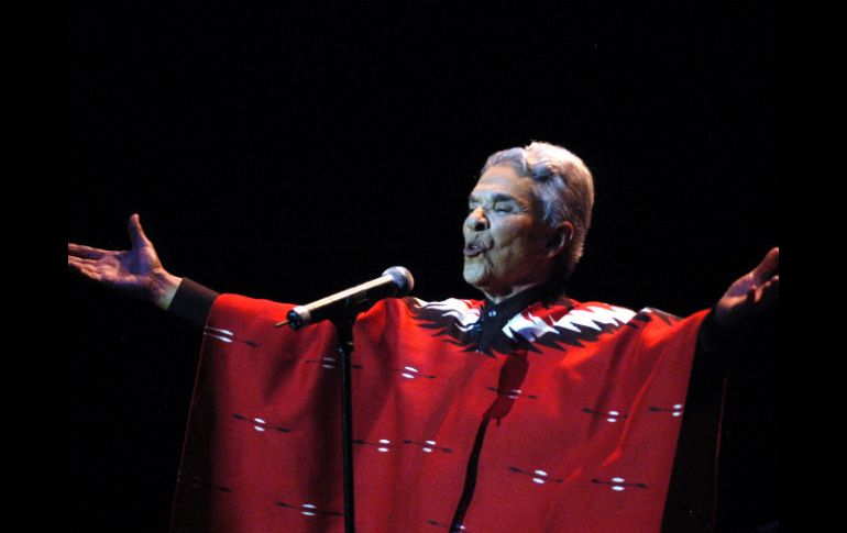 La cantante fue inmortalizada con su clásico poncho rojo y la pose que la caracteriza. ARCHIVO  /