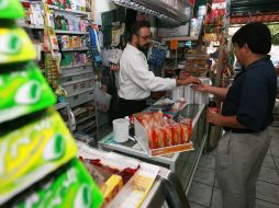 Las tiendas de abarrotes son uno de los negocios favorecidos, se redujo su tiempo de apertura de tres meses a un día. ARCHIVO  /