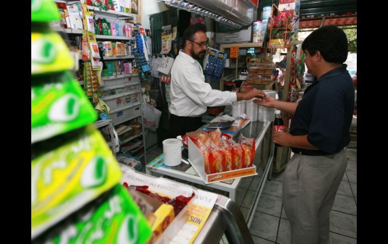 Las tiendas de abarrotes son uno de los negocios favorecidos, se redujo su tiempo de apertura de tres meses a un día. ARCHIVO  /