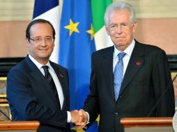 El presidente francés, Francois Hollande (i) saluda al Primer Ministro italiano, Mario Monti (d), durante una rueda de prensa. AFP  /