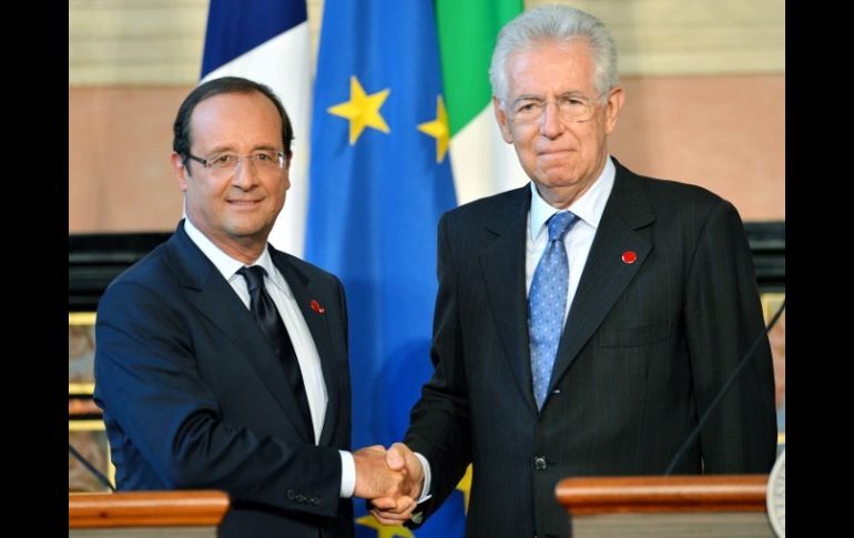 El presidente francés, Francois Hollande (i) saluda al Primer Ministro italiano, Mario Monti (d), durante una rueda de prensa. AFP  /