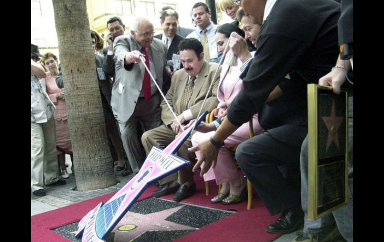 El cantante de música mexicana, Antonio Aguilar, en el paseo de la fama, en Los Ángeles. ARCHIVO  /