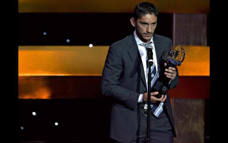 José de Jesús Corona al momento e recibir el Balón de Oro. MEXSPORT  /