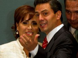 Rosario Robles junto a Enrique Peña Nieto en el anuncio del equipo de transición del priista. AP  /